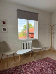Insjön银河住宿加早餐旅馆的窗户客房内的两把椅子和一张桌子