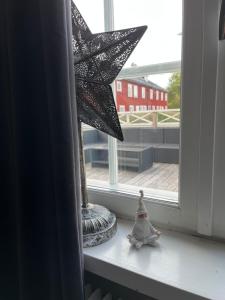 Insjön银河住宿加早餐旅馆的坐在花瓶旁边的窗台上的星星