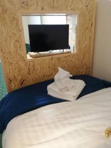 科克Charming 1-Bed Apartment in Cork的酒店客房,配有一张带两张折叠毛巾的床