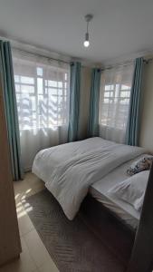 RuiruBliss Escapes的一间卧室配有一张带蓝色窗帘的大床