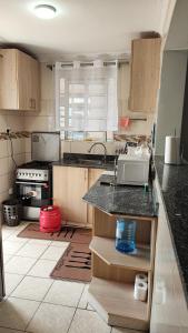 RuiruBliss Escapes的厨房配有带水槽和炉灶的台面