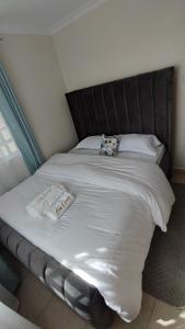 RuiruBliss Escapes的一张带两个枕头的大白色床