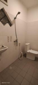 龙目岛库塔思比尔海滨民宿的带淋浴、卫生间和盥洗盆的浴室