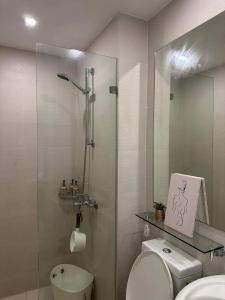 马尼拉AZURE URBAN RESORT RESIDENCE R&C - Parañaque的一间带玻璃淋浴和卫生间的浴室