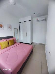 Bandar PenawarRatuSpaQ Home Desaru Utama Residence Apartment的白色客房内一张大型粉红色床