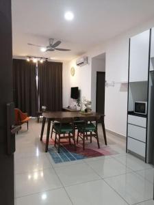 Bandar PenawarRatuSpaQ Home Desaru Utama Residence Apartment的客厅配有木桌和椅子