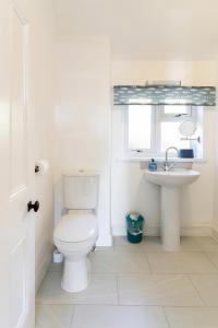波特马多克Bryn Gwyn, Sleeps 8, Sea Views, Borth y Gest的白色的浴室设有卫生间和水槽。