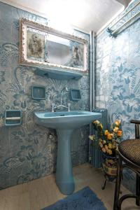 雅典Visionery apt in Pagrati的浴室设有水槽和墙上的镜子