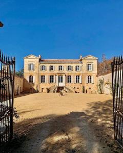 Rouffignac-de-SigoulèsChâteau Le Repos - Luxury air-conditioned property with pool的前面有大院子的大房子