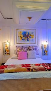 库马西Golden Aurora Lodge的一间卧室配有一张带两个灯的大床