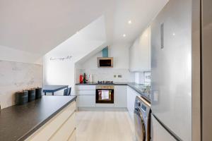 Modern, Bright, Spacious 2 Bed 2 Bath Barnet Penthouse By 360Stays的厨房或小厨房