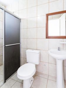 卡达斯诺瓦斯Pousada Caldas Novas的一间带卫生间和水槽的浴室