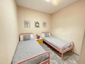 Casa Rural Alboloduy R&R的一间卧室设有两张床和床头柜