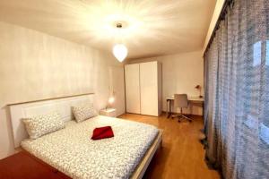 迪本多夫Cosy 4.5 rooms apartment @ LS 16 Dübendorf的一间卧室,配有一张带红色餐巾的床