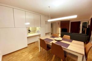 迪本多夫Cosy 4.5 rooms apartment @ LS 16 Dübendorf的厨房以及带桌椅的用餐室。