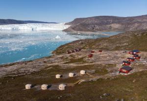伊卢利萨特Glacier Lodge Eqi的一群帐篷,位于山丘上,靠近水体