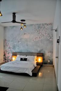 Bandar PenawarHomestay Desaru Rock House的卧室配有一张大床,墙上挂有绘画作品
