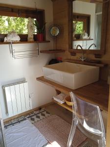 ChampclauseChalet coccinelle Domaine de la Mamounette的一个带水槽和椅子的厨房