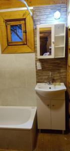 坦迪尔Cabaña El Cardenal的浴室配有盥洗盆、卫生间和浴缸。