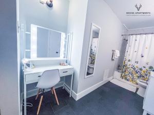 孟菲斯The Moose #5 - Modern Comfy Studio with King Bed, Free Parking & Fast WiFi的浴室配有白色的书桌和盥洗盆。