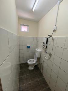 乔治市WW Hostel 22A Private Shower的一间带卫生间和窗户的浴室