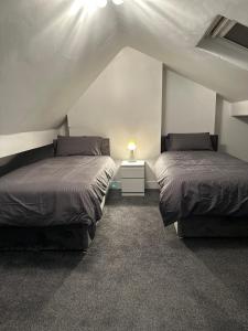 艾纯查姆5-Bed Apartment in Altrincham near airport的带2张床的阁楼客房