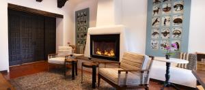 圣达菲老圣达菲酒店的客厅设有壁炉和2把椅子