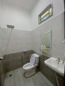 Kampong Gong BalaiNSJay Guest House的一间带卫生间和水槽的浴室