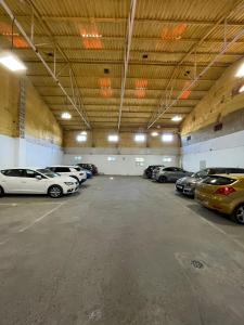 梅里达Apartamentos Lusitania Parking Gratis bajo disponibilidad的大型停车库,可停放汽车