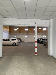 梅里达Apartamentos Lusitania Parking Gratis bajo disponibilidad的车库内有车辆停放