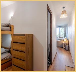 莱热Appartement T2 Sublime situé à LES GETS的客房设有带衣柜和镜子的卧室