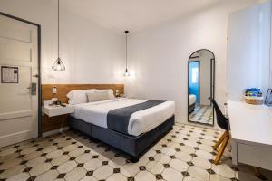 利马TARATA BOUTIQUE HOTEL的酒店客房,配有床和镜子