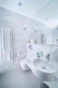 巴黎FINESTATE Coliving Champs-Elysées的白色的浴室设有水槽和卫生间。