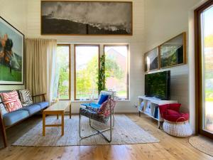 斯德哥尔摩The Green House的带沙发和电视的客厅