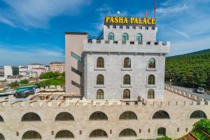 伊斯坦布尔PASHA PALACE HOTEL的上面有标志的建筑