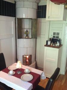 哥德堡涛尔皮特酒店的一间带桌子和壁炉的用餐室
