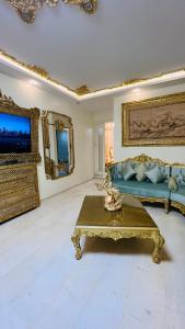 马赫迪耶Maison Fathallah的带沙发和咖啡桌的客厅