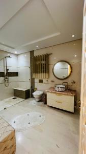 马赫迪耶Maison Fathallah的一间带卫生间、水槽和镜子的浴室