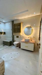 马赫迪耶Maison Fathallah的一间带水槽、卫生间和镜子的浴室