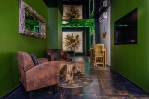马赛Evasion Antillaise的客厅设有绿色的墙壁和桌椅