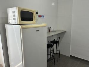 圣保罗Studio mobiliado na Vila Guilherme - São Paulo/SP的冰箱上方的微波炉