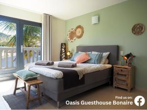 克拉伦代克Oasis guesthouse, Boutique Style Hotel的一间卧室设有一张床和一个阳台