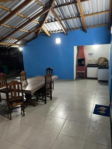 伊列乌斯FLATS SETE ESTRELAS DO MAR的一间配备有桌椅和蓝色墙壁的餐厅