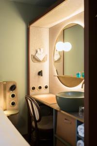 图恩Hotel Aare Thun的一间带水槽和镜子的浴室