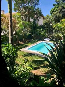 加罗帕巴Aconchegante e charmosa casa的一座房子的院子内的游泳池