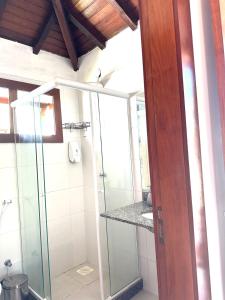 布希奥斯Villa Ferradura Mar的带淋浴的浴室和玻璃淋浴间