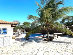 布希奥斯Villa Ferradura Mar的游泳池旁的棕榈树