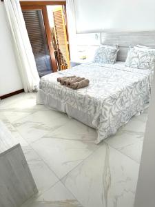 布希奥斯Villa Ferradura Mar的卧室配有1张床,铺有瓷砖地板。