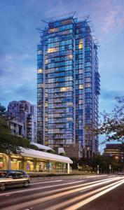 温哥华WorldMark Vancouver The Canadian的一座高大的建筑,城市里灯火通明