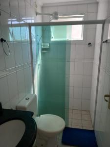 乌巴图巴Apartamento de Frente para o Mar的一间带卫生间和淋浴的小浴室